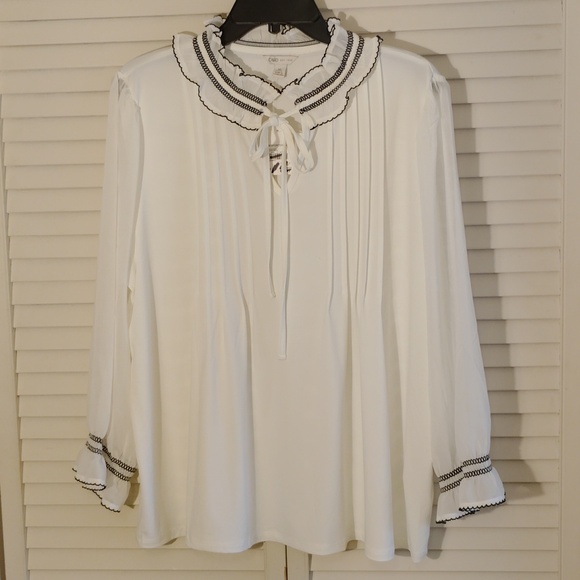 Cato White Blouse with Black Accents - Picture 3 of 10